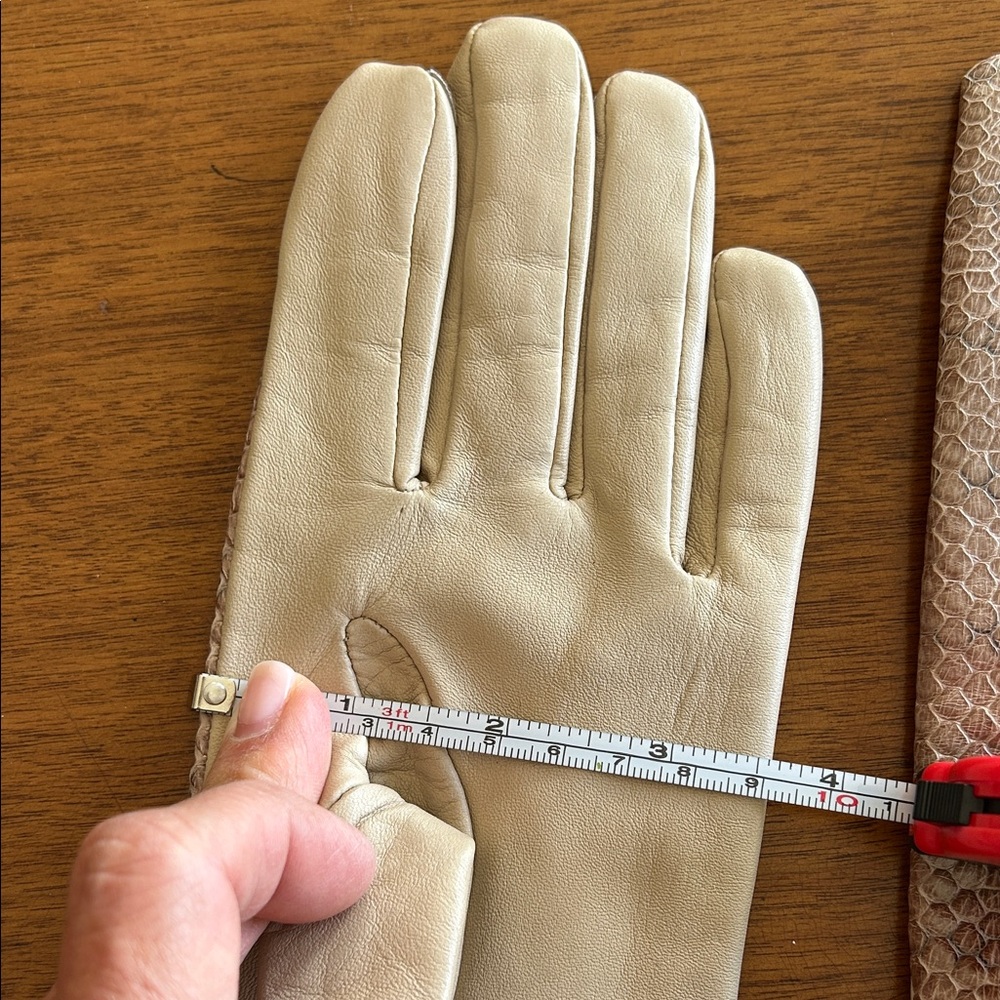 Danier Cream and Patterned Leather Gloves - Picture 4 of 5